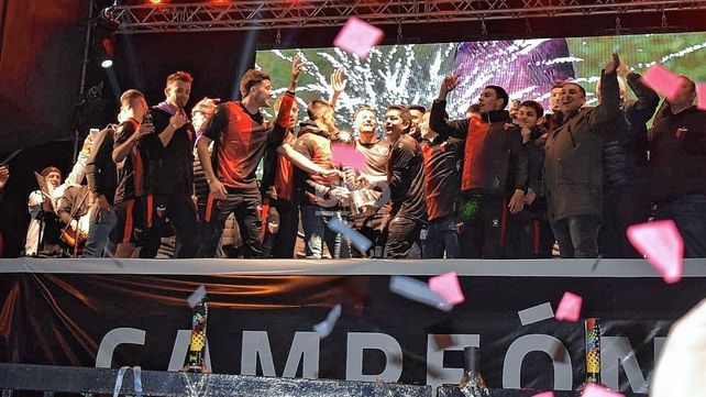 Colón vivió una noche mágica en el aniversario de su primer título