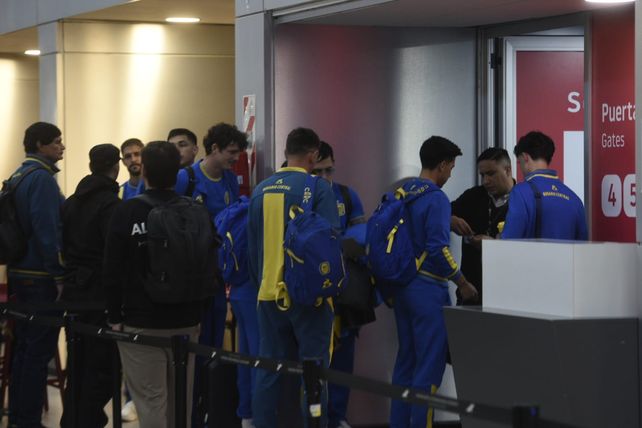 El plantel de Central ingresa a la sala de preembarque en el aeropuerto internacional de Fisherton.