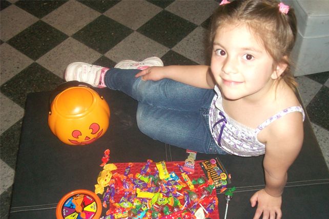 Los ganadores del concurso Mini Hallowen, felices con sus calabazas