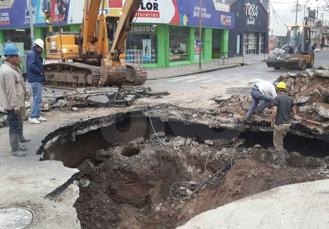 Así está el socavón de Rivadavia y Bulevar