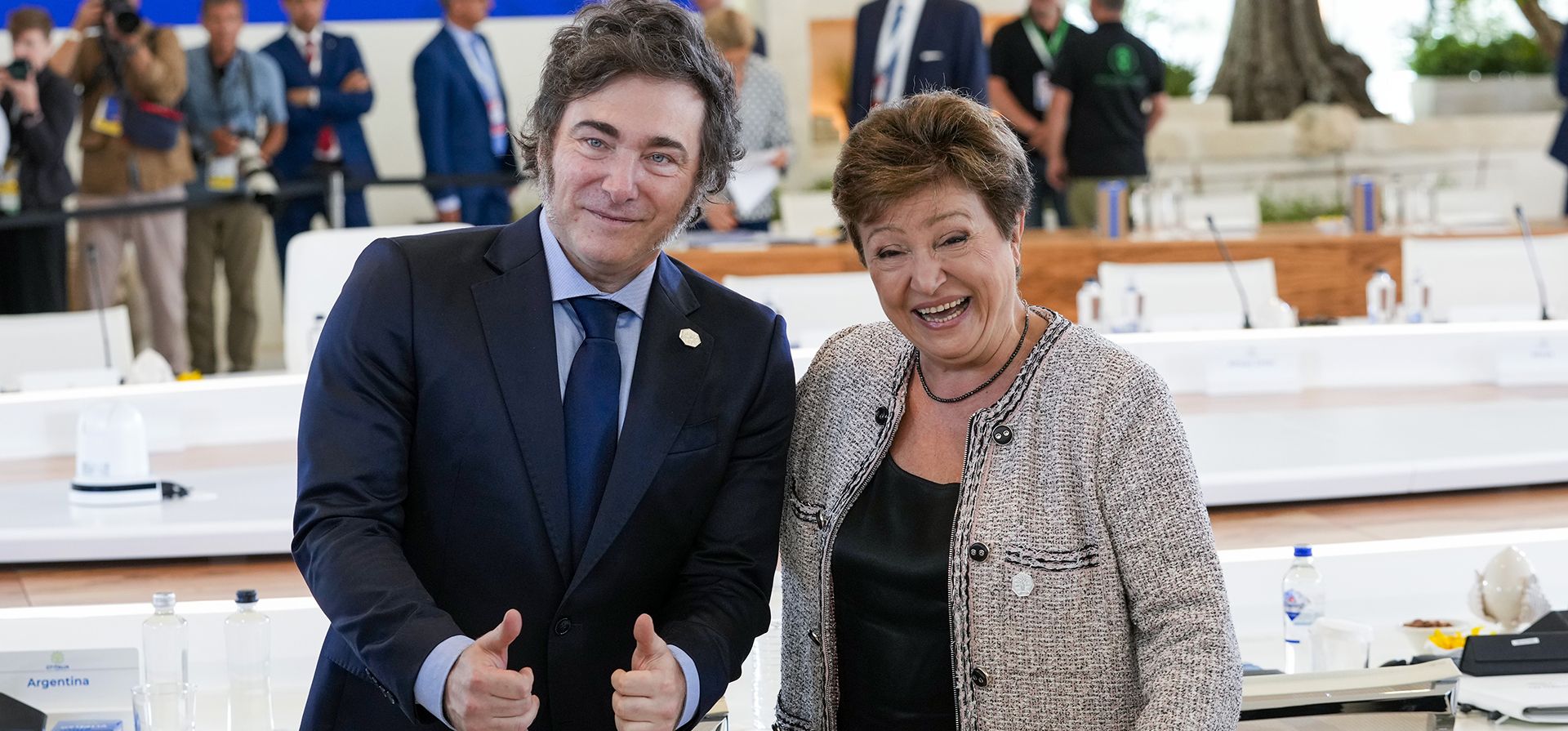 El presidente de Argentina, Javier Milei, izquierda, hace un gesto al fotógrafo junto a la directora del Fondo Monetario Internacional, Kristalina Georgieva, durante una sesión de trabajo sobre IA, energía, África y Medio Oriente en la cumbre del G7, en Borgo Egnazia, cerca de Bari, en el sur de Italia, el viernes. 14 de junio de 2024. (Foto AP/Andrew Medichini) El presidente de Argentina, Javier Milei, izquierda, hace un gesto al fotógrafo junto a la directora del Fondo Monetario Internacional, Kristalina Georgieva, durante una sesión de trabajo sobre IA, energía, África y Medio Oriente en la cumbre del G7, en Borgo Egnazia, cerca de Bari, en el sur de Italia, el viernes. 14 de junio de 2024. (Foto AP/Andrew Medichini)