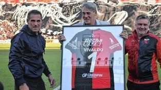Colón homenajeó al Flaco Vivaldo, con el Tuca Risso y Chupete Marini presentes en el Brigadier López.