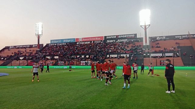 Patronato ya juega en el Grella frente a Argentinos Juniors.