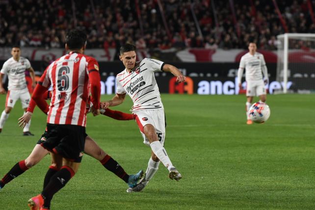 Newells derrotó con solidez a Estudiantes y es puntero del torneo en soledad