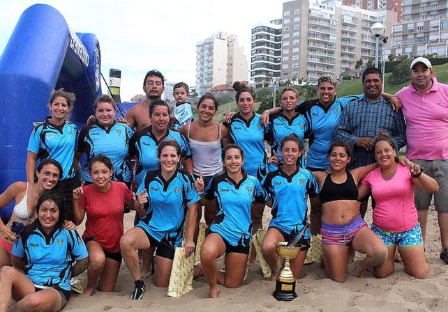 Las chicas de Echagüe festejaron en playa Varese. Foto  Gentileza/Hand Off
