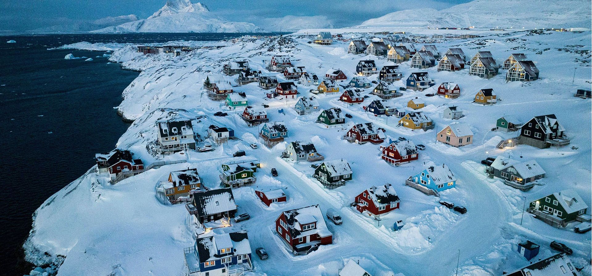 Casas cubiertas de nieve se ven en la costa en Nook, Groenlandia. (AP Foto/Evgeniy Maloletka) Casas cubiertas de nieve se ven en la costa en Nook, Groenlandia. (AP Foto/Evgeniy Maloletka)