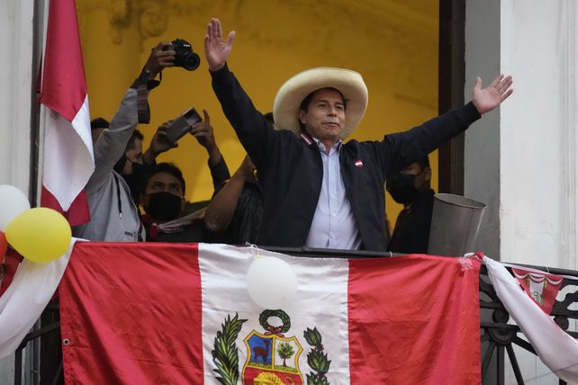 Pedro Castillo saludó a sus seguidores desde la casona de Lima donde instaló su búnker.&nbsp;