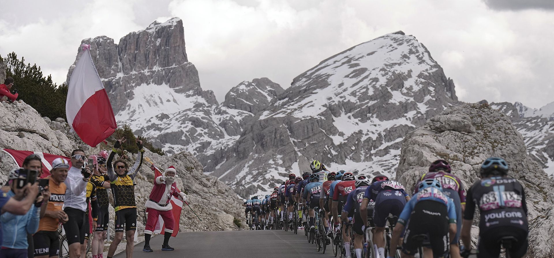 Ciclistas escalan el paso de Valparola durante la 19ª etapa del Giro D