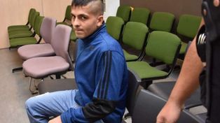 Ataba a una cama a su novia y la prostituía frente a su hijo