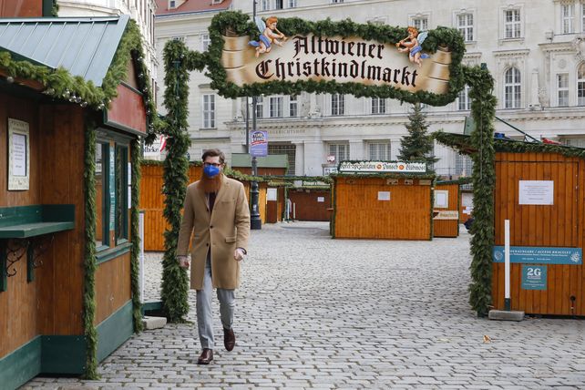 Cerrado. Un mercado navideño luce desierto en Viena por las medidas antiCovid.&nbsp;