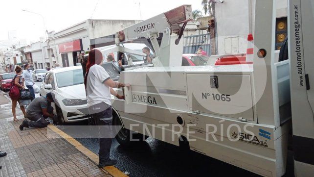 Un conductor mal estacionado en una calle del microcentro de Paraná se negó a bajarse del vehículo cuando era llevado por la grúa de Tránsito.&nbsp;