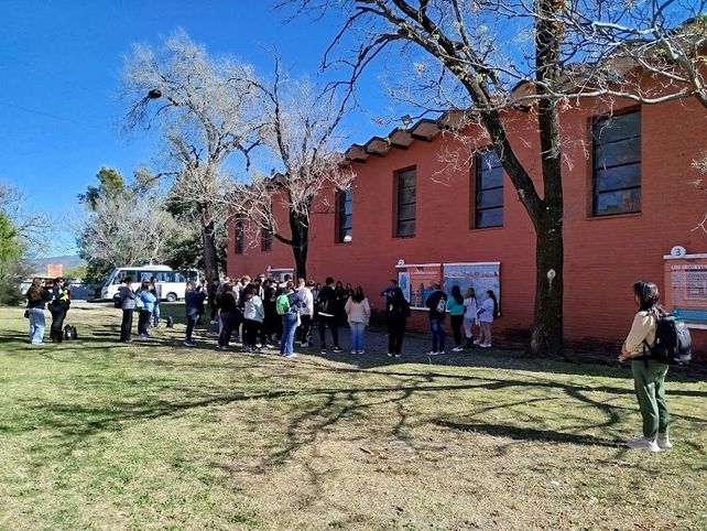Los alumnos fueron recibidos en el establecimiento por un guía que por un guía que pertenece al plantel del Espacio para la Memoria de La Perla.