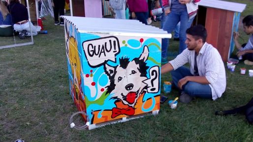 Artistas santafesinos intervinieron cuchas para perros de la calle