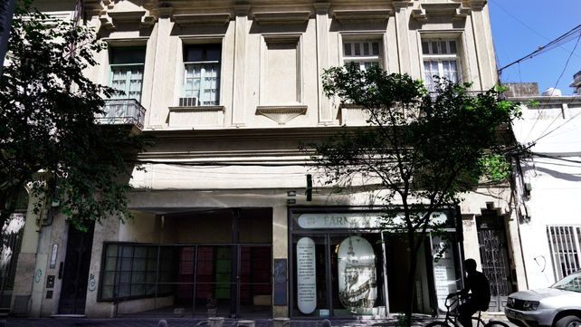 En la planta alta de Sarmiento al 600 se ofrece en Rosario un hotel boutique de tres estrellas.&nbsp;