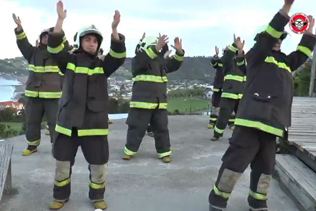Cuerpo de bomberos chilenos baila el hit de Nene Malo