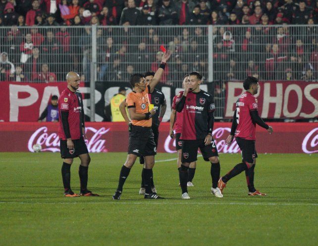Andrés Merlos le muestra la roja a Luca Regiardo