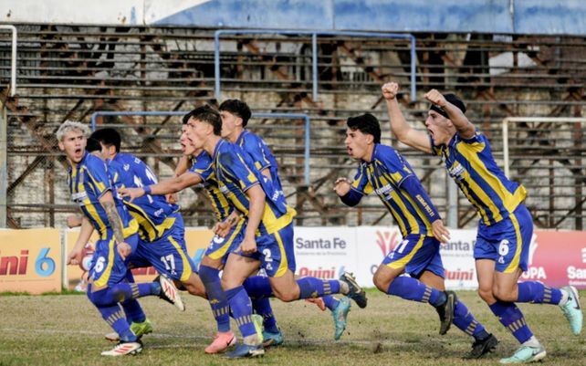 Los jugadores canallas salen corriendo tras el último penal.