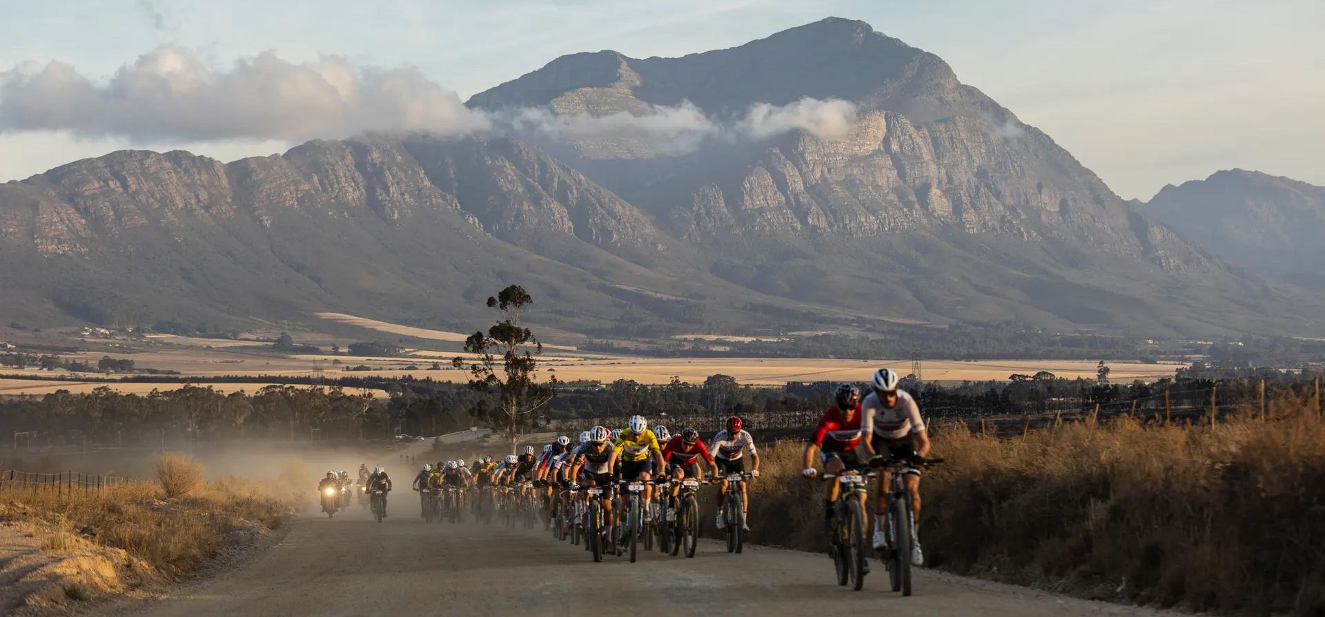 Ciclistas profesionales y amateurs participan en la etapa 3º de la carrera de MTB Absa Cape Epic. Este año, 600 equipos afrontarán 617 km con 16.500 m de desnivel positivo durante ocho días, Wellington, Sudáfrica. Fotografía: Kim Ludbrook/EPA Ciclistas profesionales y amateurs participan en la etapa 3º de la carrera de MTB Absa Cape Epic. Este año, 600 equipos afrontarán 617 km con 16.500 m de desnivel positivo durante ocho días, Wellington, Sudáfrica. Fotografía: Kim Ludbrook/EPA