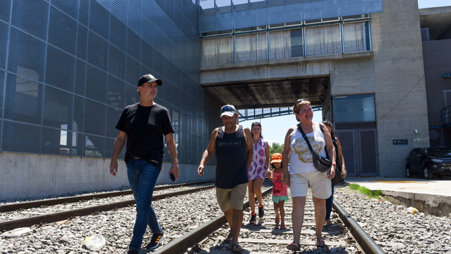 Uno de los andenes de la estación de trenes Rosario Sur no tiene techo ni cuenta con ninguna separación física con las viviendas lindantes.
