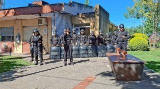 Reforzaron la seguridad en la comisaría de Recreo luego del episodio ocurrido entre los policía y los vecinos tras el hallazgo dle cuerpo