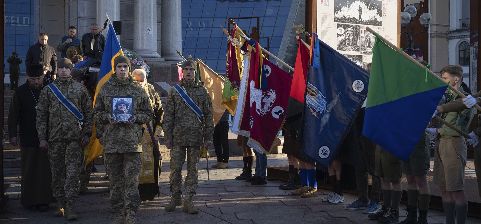 La gente presenta sus últimos respetos mientras los militares cargan el ataúd del soldado Taras Davidiuk, quien murió en una batalla con las tropas rusas, durante la ceremonia fúnebre en la Plaza de la Independencia en Kiev, Ucrania, el martes 7 de noviembre de 2023. (Foto AP/ Efrem Lukatsky) La gente presenta sus últimos respetos mientras los militares cargan el ataúd del soldado Taras Davidiuk, quien murió en una batalla con las tropas rusas, durante la ceremonia fúnebre en la Plaza de la Independencia en Kiev, Ucrania, el martes 7 de noviembre de 2023. (Foto AP/ Efrem Lukatsky)