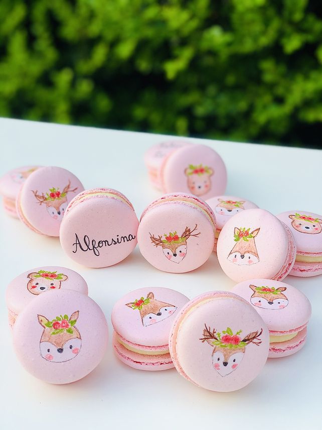 Carolina cuenta que su mamá, Estela, pinta todos los macarons temáticos y personalizados.