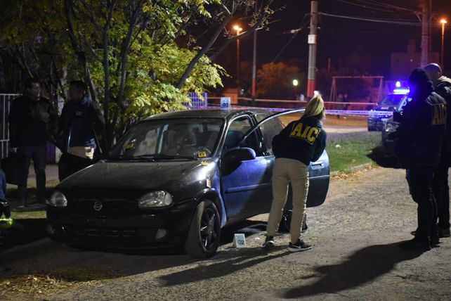 Policías de Criminalística inspeccionan el auto en el que se encontraban el joven atacado y el policía que disparó.&nbsp;