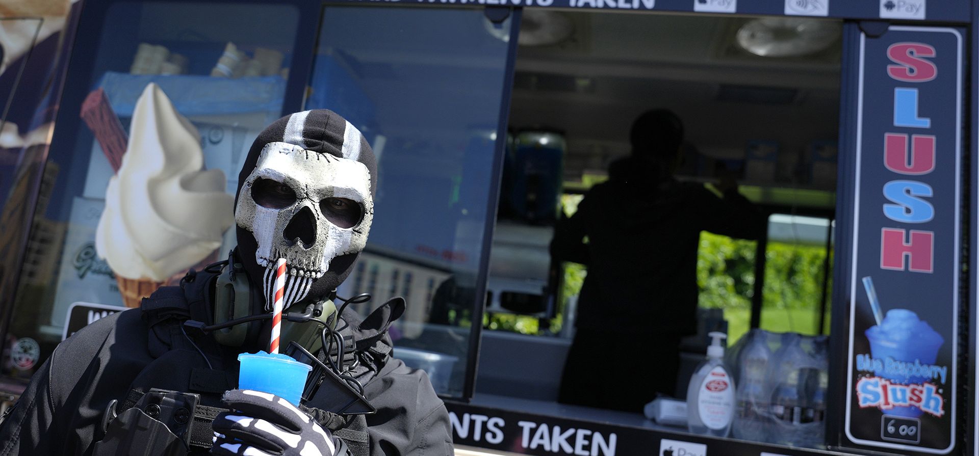 Un joven disfrazado disfruta de una bebida mientras asiste a la Comic Con de MCM en Excel en Londres, el viernes 26 de mayo de 2023. El evento es una celebración de tres días de todo lo relacionado con la cultura pop. (Foto AP/Kirsty Wigglesworth) Un joven disfrazado disfruta de una bebida mientras asiste a la Comic Con de MCM en Excel en Londres, el viernes 26 de mayo de 2023. El evento es una celebración de tres días de todo lo relacionado con la cultura pop. (Foto AP/Kirsty Wigglesworth)