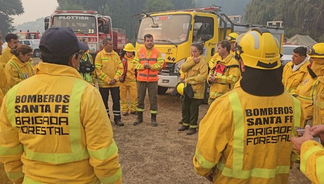 Los 40 brigadistas santafesinos ya combaten los incendios en la Patagonia: El viento llegó a tener ráfagas de hasta 60 km/h