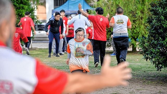 Escuela Amigos. Jugadores con discapacidades practican básquet en Talleres y viven la vida de la institución.