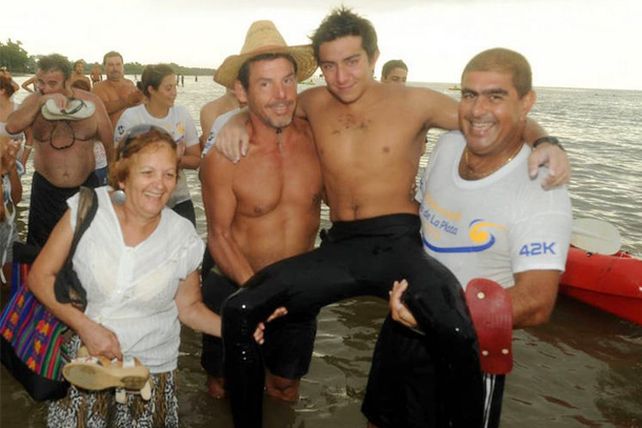 Cruzó el Río de la Plata a nado por una causa solidaria y la gente no le cumplió