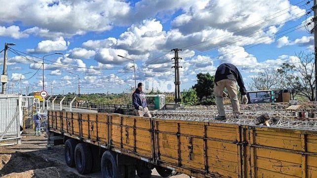 La empresa contratista movilizó este lunes la tanda inicial de estructuras metálicas a instalar debajo del viaducto.