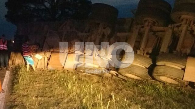 Volcó un semi remolque en la ruta 11 a la altura de Videla