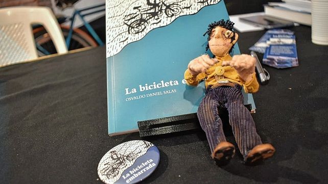 La Bicicleta embarrada será presentado este jueves en la Feria del Libro de Santa Fe.&nbsp;