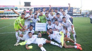 Los jugadores de San Martín festejando el pasaje.