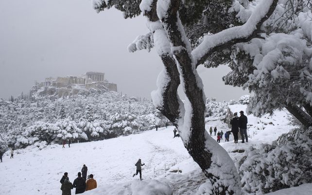 La ola de frío en Grecia cubre de nieve Atenas