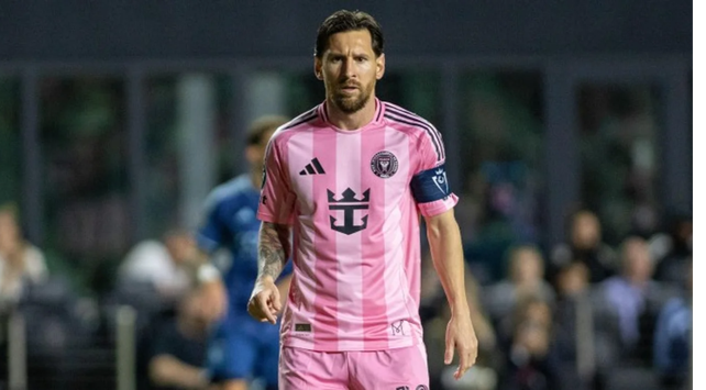 Pidió el cambio. Lionel Messi tuvo que salir del partido por una molestia