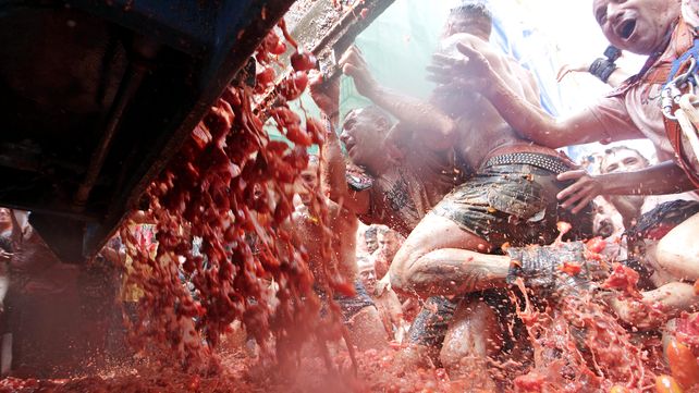 Tomatina, la batalla roja celebra su fiesta anual con un mensaje contra la homofobia