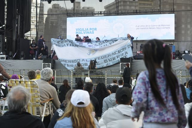 Vigilia para recordar a los héroes de Malvinas: arrancó la jornada de música y memoria
