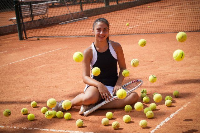 La derecha es su fuerte. Luana Cáceres juega al tenis desde los 9 años. En 2025 fue reconocida como una de las tenistas destacadas de la Federación Santafesina.&nbsp;