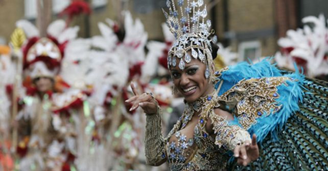 Esc&aacute;ndalo y locura en el marco del carnaval de Notting Hill en Londres