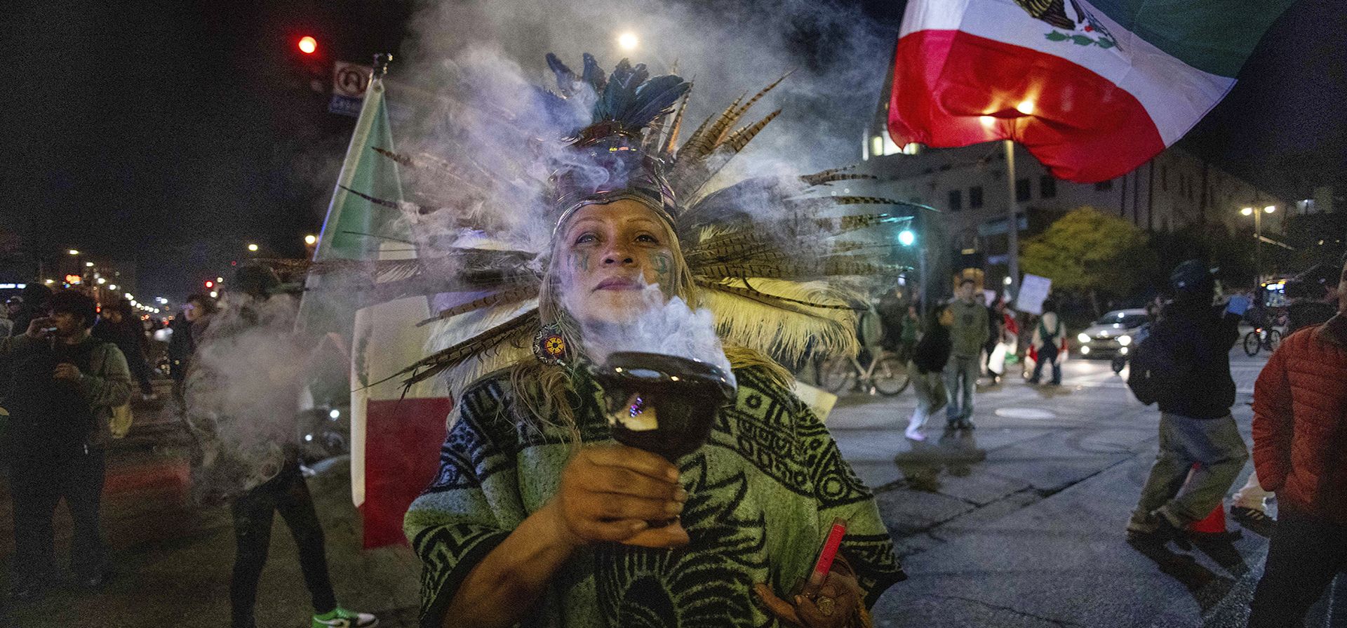 Una mujer participa en una protesta por los derechos de los inmigrantes el lunes 3 de febrero de 2025 en Los Ángeles. (Foto AP/Ethan Swope) Una mujer participa en una protesta por los derechos de los inmigrantes el lunes 3 de febrero de 2025 en Los Ángeles. (Foto AP/Ethan Swope)