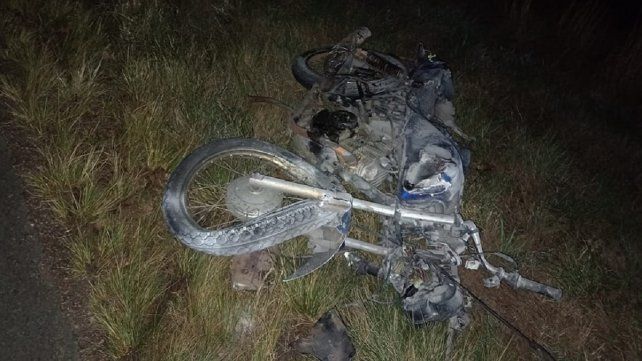 Lo chocaron, cayó de la moto, lo atropellaron y murió