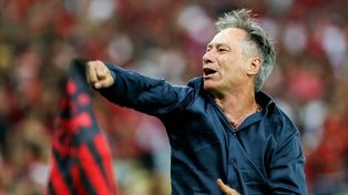 Ariel Holan tiene en su palmarés como entrenador el título con Independiente en la Sudamericana 2017.
