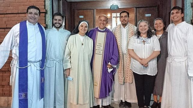 Acompañada. La hermana Sara junto al padre Montiel que celebró la misa.
