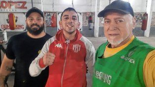 El santafesino Nahuel Retamoso junto a sus entrenadores Osvaldo Salami y Walter Zoccola.