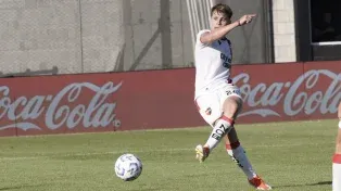 Mateo Silvetti anota el tercero de Newells, el segundo de su cosecha personal ante Riestra.