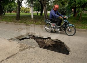 Arreglarán el socavón de barrio Siete Jefes