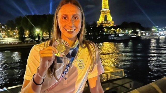 Con la Torre Eiffel de fondo. Sofía Cairó posó con su presea de bronce en la capital francesa. Un momento inolvidable.&nbsp;
