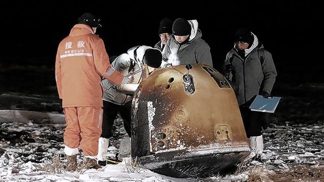 La televisión pública CCTV difundió imágenes del módulo descendiendo desde el cielo durante la noche con la ayuda de un paracaídas.